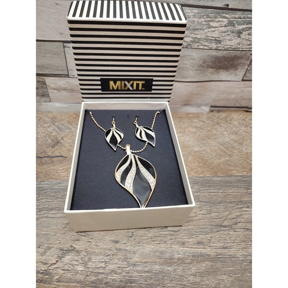 New Black & SILVER LEAF PENDANT CHAIN NECKLACE HOOK EARRINGS MARKED KC 80s 90s - Picture 2 of 3